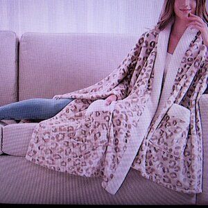 COZY PLUSH WRAP SNUGGIE FITS ALMOST EVERYONE, NEW  ANIMAL PRINT 50 X 70 GIFT